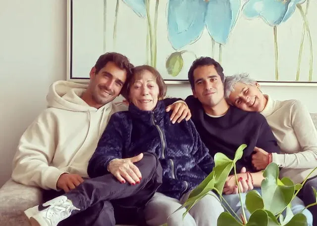  Diego Rodríguez Doig junto a su abuela, su hermano y su madre. Foto: Adriana Doig /Instagram<br><br>    