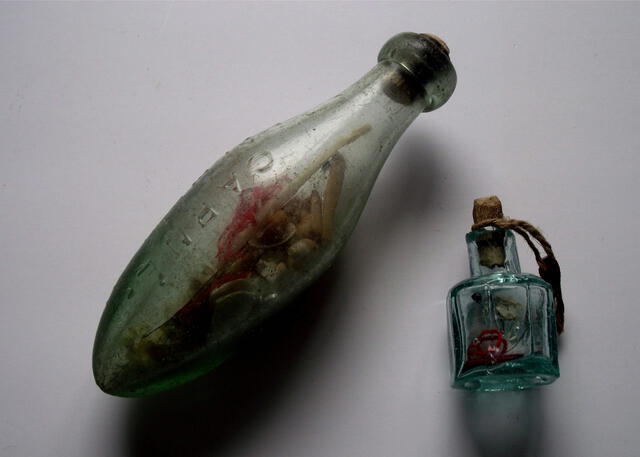  Botella de bruja de vidrio con forma de torpedo encontrada en Watford, Inglaterra, del siglo XIX.&nbsp;Foto: Malcolm Lidbuty    