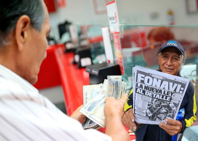  Diversos fonavistas pueden hacer el cobro de su devolución en las agencias del Banco de la Nación. Foto: Composición LR/Andina.   