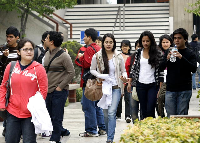 Estudiantes evalúan la calidad académica de las universidades para estudiar la carrera de su preferencia