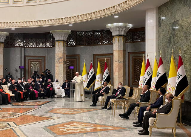 El presidente iraquí Barham Saleh y otros funcionarios iraquíes escuchan el discurso del Papa Francisco en el palacio presidencial en la Zona Verde de Bagdad. Foto: AFP