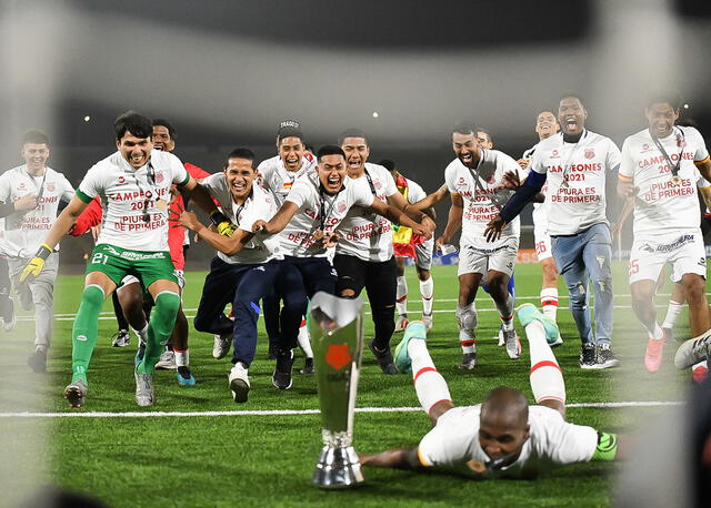 Abraham Aguinaga justo detrás del trofeo de campeón con Atlético Grau Foto: Liga 2