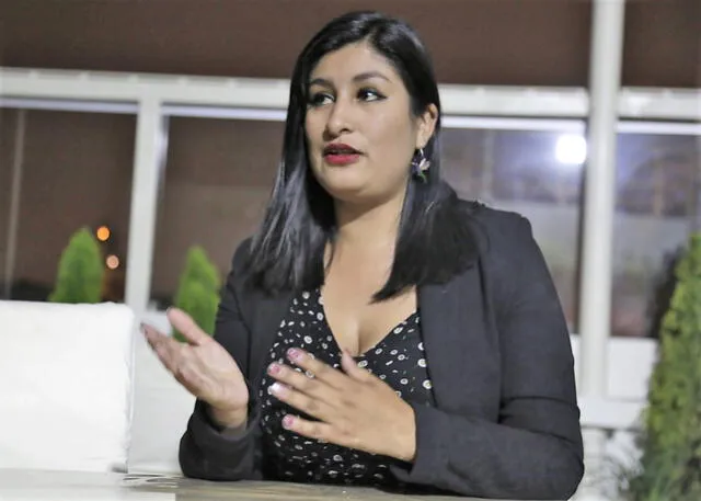 Ana Cecilia Lucana. Candidata por el Cusco para el Congreso. Postula por el Partido Morado con el número 4.