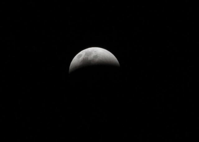 El eclipse lunar en Puno se pudo visualizar con claridad. Foto: Juan Carlos Cisneros/ La República