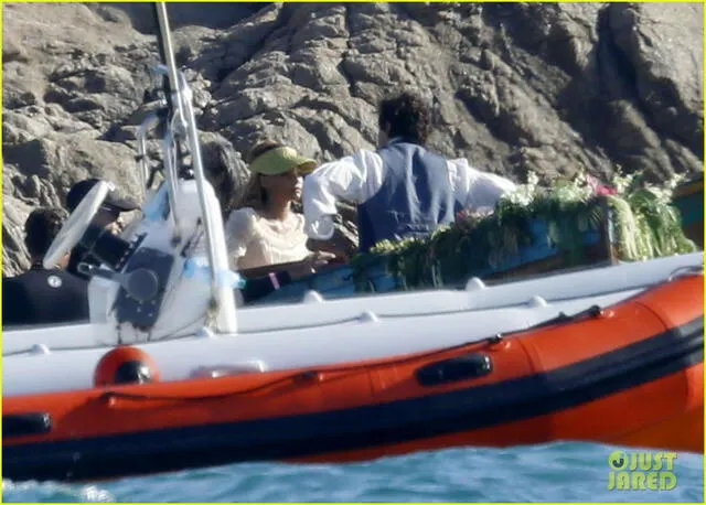 Ariel y el príncipe Eric pasean en bote. Foto: Just Jared