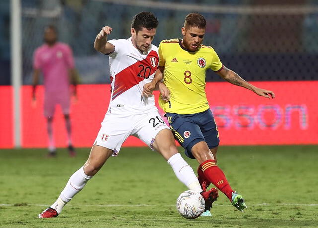 Santiago Ormeño resguarda el balón en el duelo Perú vs. Colombia. Foto: Twitter