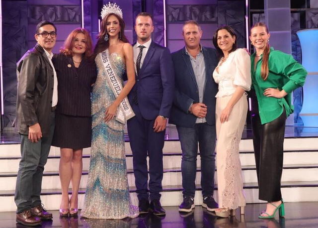 Luis Alberto Silva (primero a la izquierda), padre de Diana, en la fotografía familiar justo después de que su hija ganara el Miss Venezuela 2022. Foto: Venevisión<br><br>    