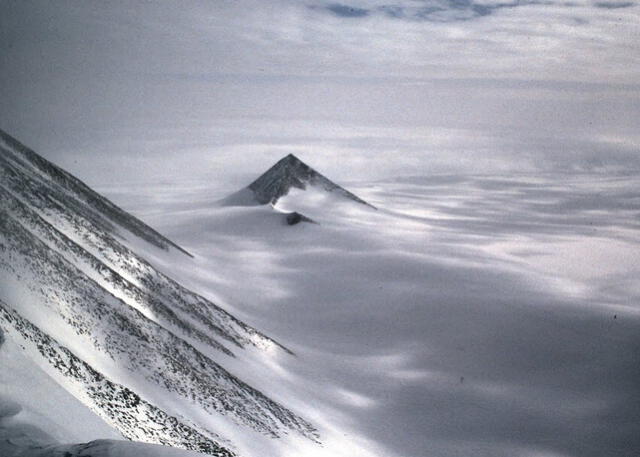 La base de la pirámide permanece oculta por las capas de hielo de la Antártida. Foto: difusión   