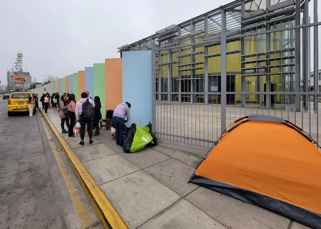 Padres pernoctaron en los exteriores del colegio Alfonso Ugarte. Foto: Kevinn García/La República   