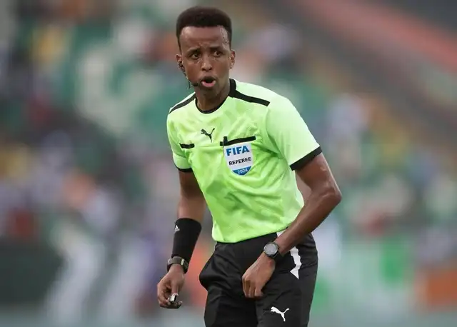 Omar Abdulkadir Artan, árbitro designado para el Mundial 2026.  