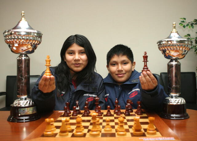Hermanos Cori obtienen victoria en mundial escolar de ajedrez en Singapur