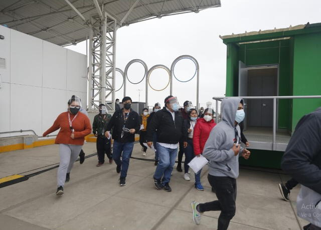 Desde muy tempranas horas el campo deportivo de la Universidad Nacional Mayor de San Marcos y los patios de las facultades fueron copadas por los postulantes. Foto: La República