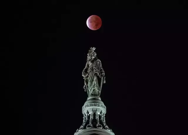 Eclipse lunar detrás del Capitolio en Estados Unidos. Foto: Andrew Caballero Reynolds / AFP