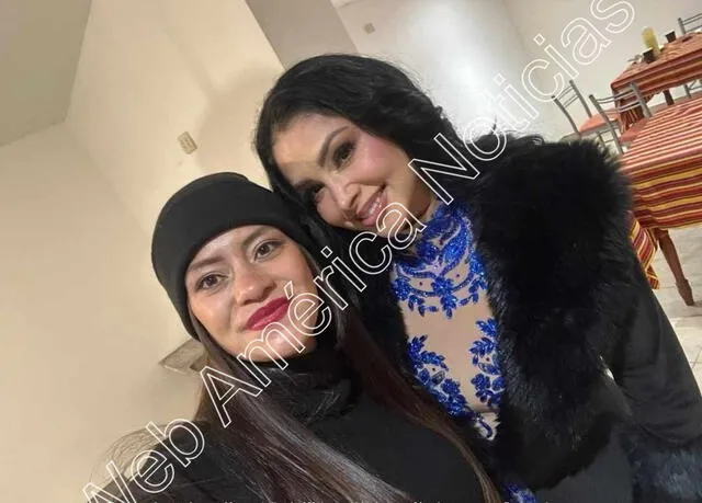  Pamela Franco junto a una seguidora en hotel de Huamachuco, en Trujillo. Foto: Web América Noticias   