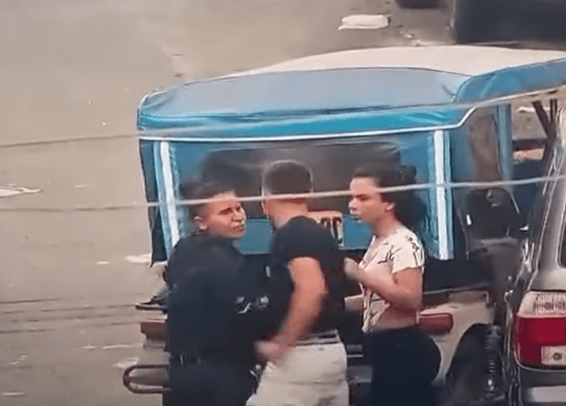 El principal agresor huyó en un mototaxi tras los enfrentamientos. Foto: Captura Latina   