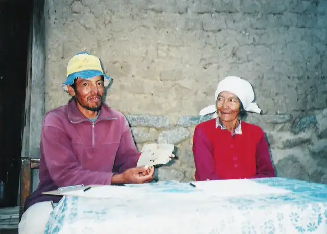 Genaro Chaile y su madre Cecilia Marcial, quienes encontraron la máscara, alertaron sobre el hallazgo y la donaron al Museo Eric Boman de Santa María de Yocavil, en la provincia de Catamarca. Foto: María Cristina Scattolin/National Geographic