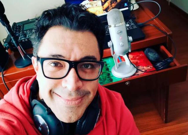 Adolfo Bolívar continúa su trabajo como locutor radial en Radio Oxígeno y conduce La ruta electoral en Latina televisión. Foto: Adolfo Bolívar Instagram
