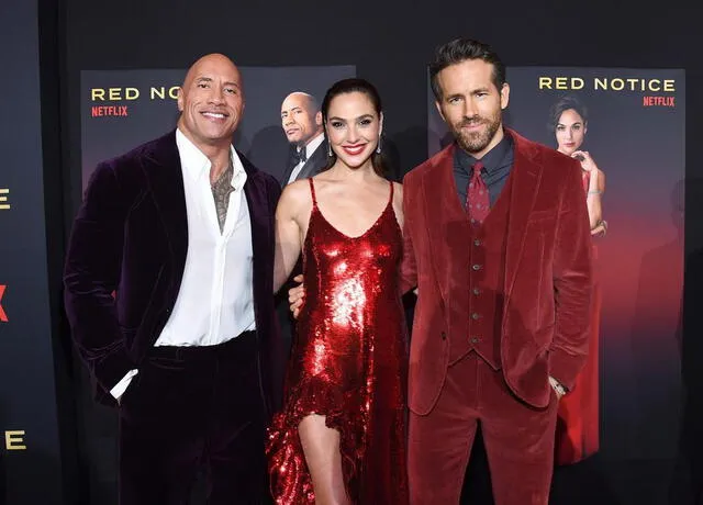 Dwayne Johnson, Gal Gadot y Ryan Reynolds de gala en alfombra roja de Red notice. Foto: Instagram/@vancityreynolds