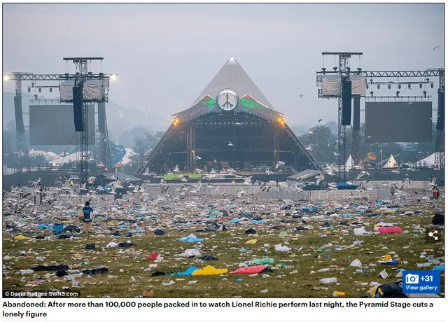 Fotografía frente al escenario Pirámide luego del Festival de Glastonbury en 2015. Foto: Daily Mail/David Hedges
