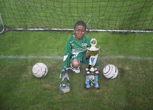 Mbappé empezó a los seis años de edad a jugar fútbol en un club.