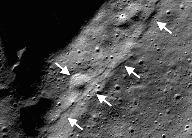  &nbsp;Se detectaron escarpes lobulados en el cráter Wiechert, cerca del polo sur de la Luna. Foto: NASA   