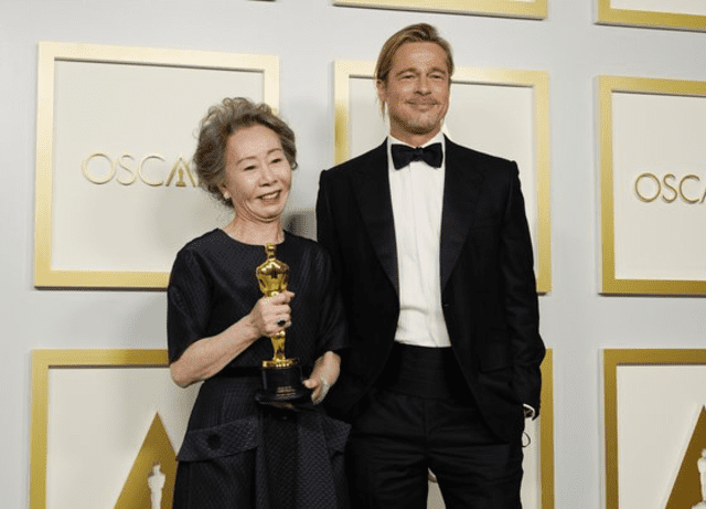 La fotografía de Brad Pitt y Youn Yuh Jung que dio de qué hablar durante los Oscar 2021. Foto: AFP