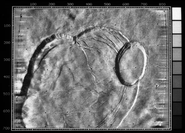 Fotografía del cráter central del Monte Olimpo tomada por la sonda Mariner 9 de la NASA. Foto: NASA / JPL