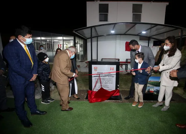 Rumenos Scander Doig y su madre Magaly Doig de Scander fueron los padrinos de la Videnita. Foto: FPF