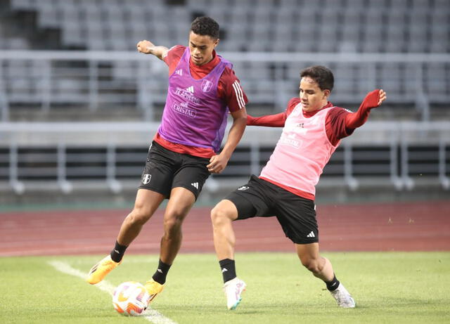  Christopher Olivares y Jhilmar Lora exigiéndose durante el entrenamiento. Foto: FPF   