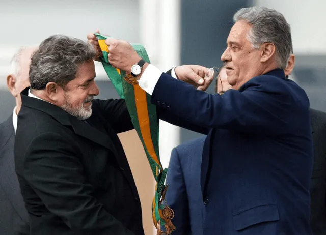 Fernando Henrique Cardoso le entrega la banda a su sucesor, Luiz Inácio Lula da Silva, el 1 de enero de 2003. Fot AFP.o:
