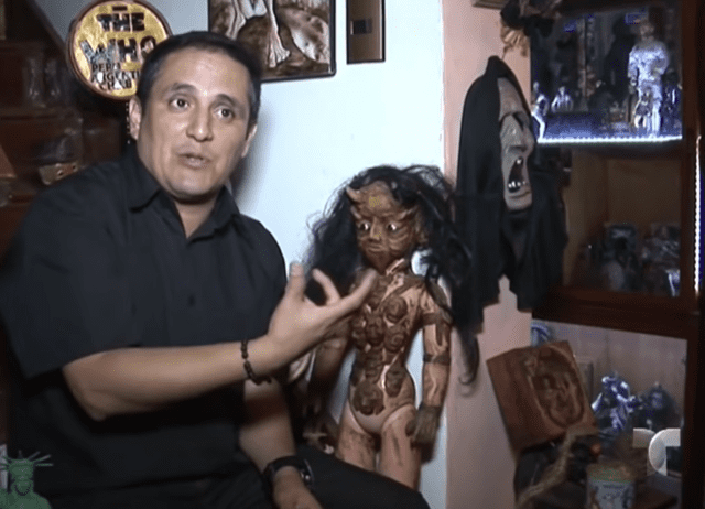 Emilio Obregón tiene la meta de coleccionar 10.000 tenebrosos objetos para la Casa Museo del Terror