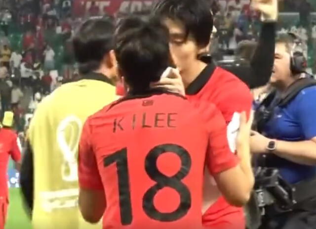 El 9 de Corea beso en el cachete a su compañero tras pasar a octavos de final