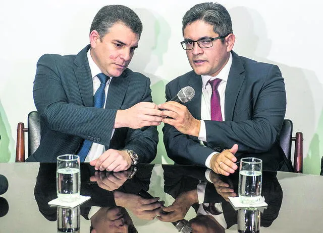 Prosecutors Rafael Vela (L) and Jose Domingo Perez talk during a press conference in Lima on January 1, 2019. - Attorney General Pedro Gonzalo Chavarry announced on Monday, four hours from the end of the year, that he was cancelling the appointment of prosecutors on the investigation into corruption involving Brazilian construction giant Odebrecht. (Photo by ERNESTO BENAVIDES / AFP)