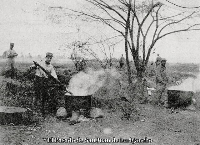 Soldado cocina en las pampas de Canto Grande, década de 1920. Foto: Revista Mundial.    