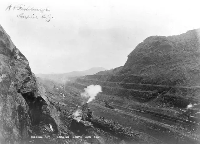Diciembre de 1907. Un tren de vapor trabajando en el corte Culebra del canal de Panamá. Los trabajadores excavaban el camino hacia la Costa Atlántica. Foto: AFP   