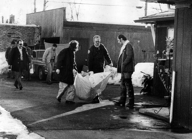  Uno de los cadáveres encontrados en el domicilio de John Wayne Gacy. Foto: Archivo.   