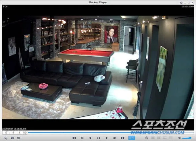 Captura del CCTV en casa de Kang Ji Hwan que lo muestra desmayado tras ingerir alcohol. Crédito: Sports Chosun