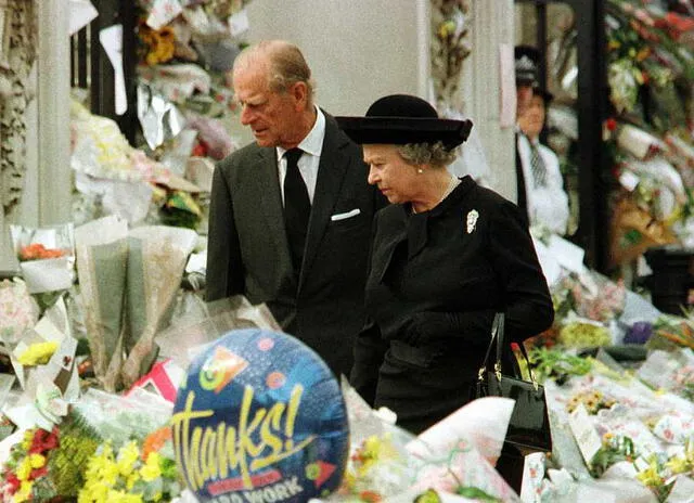 La reina Isabel y el príncipe Carlos en el velorio de Lady Di.