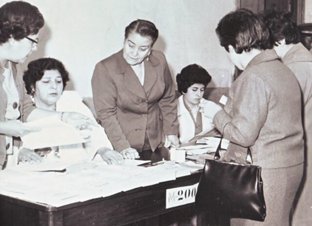 El derecho de sufragio para la mujer en Perú se estableció en 1955, para las elecciones del año siguiente.