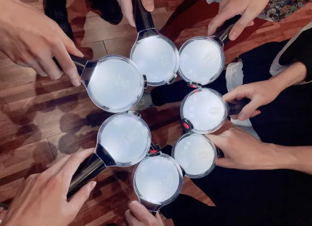 BTS sostiene ARMY bombs, lightstick que distinge al fandom. Foto: Instagram