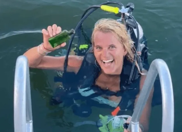 Jennifer Dowker halló la botella cuando se encontraba limpiando su barco. Ella trabaja ofreciendo servicios turísticos por los ríos de Michigan. Foto: Clarín