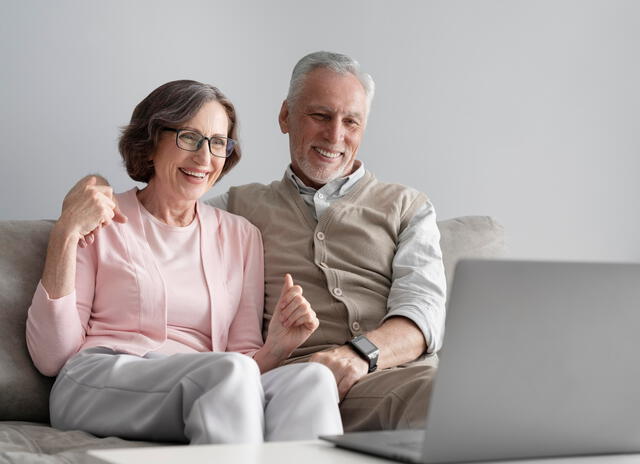 Tanto trabajadores jubilados como pensionados pueden cobrar el Bono de Guerra de septiembre del 2024. Foto: Freepik   