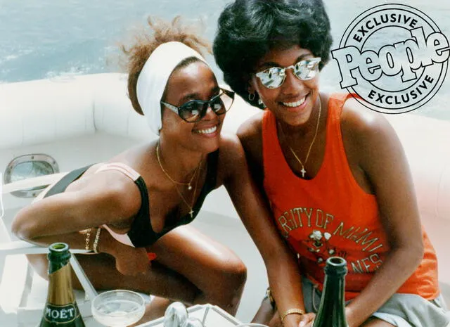 Whitney Houston y Robyn Crawford juntas a mediados de los ochentas