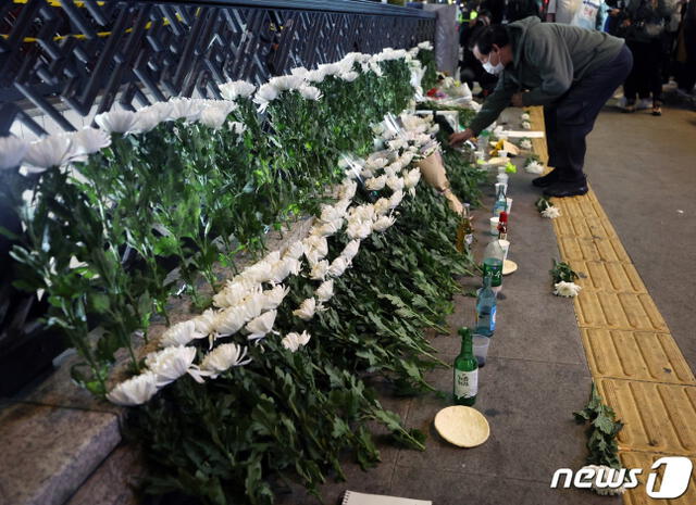 En memoria de las víctimas de Itaewon. Foto: News1