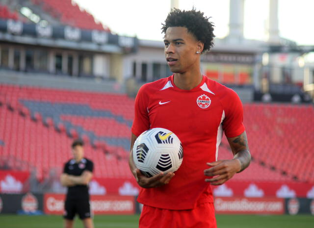  Buchanan quedó lesionado en los entrenamientos de Canadá previo al juego ante Venezuela. Foto: CANMNT OFICIAL/X    