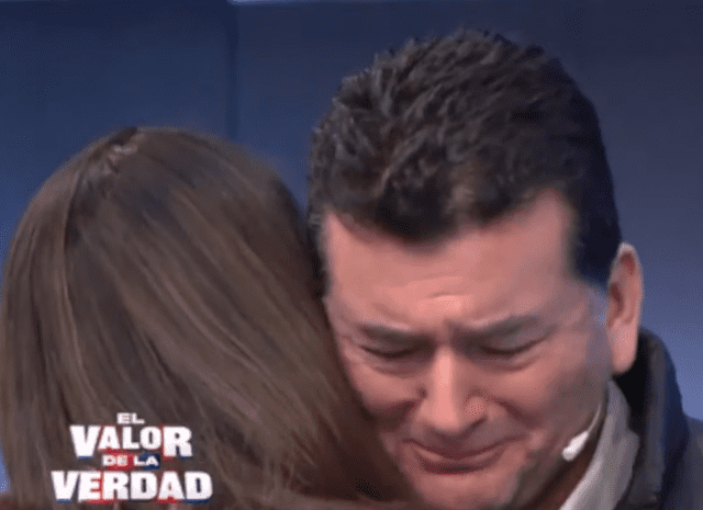 Suheyn Cipriani se da emotivo abrazo con su padre tras hacer confesión. Foto: Panamericana.   