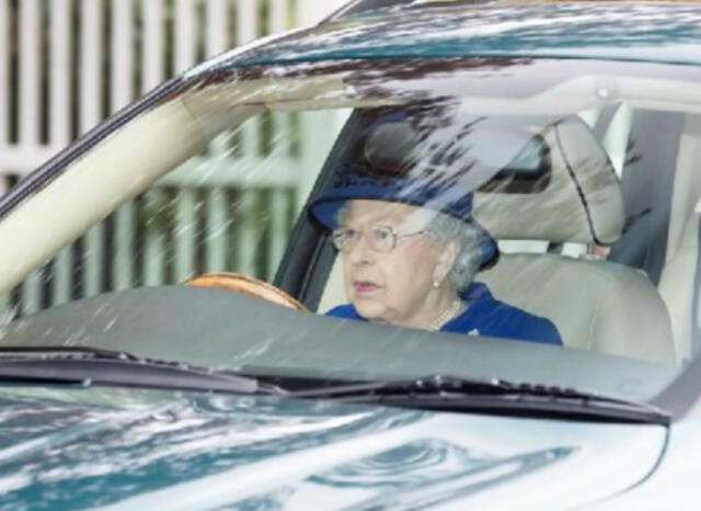 La reina Isabel II dejó de manejar a los 92 años en la vía pública. Foto: Jim Bennet