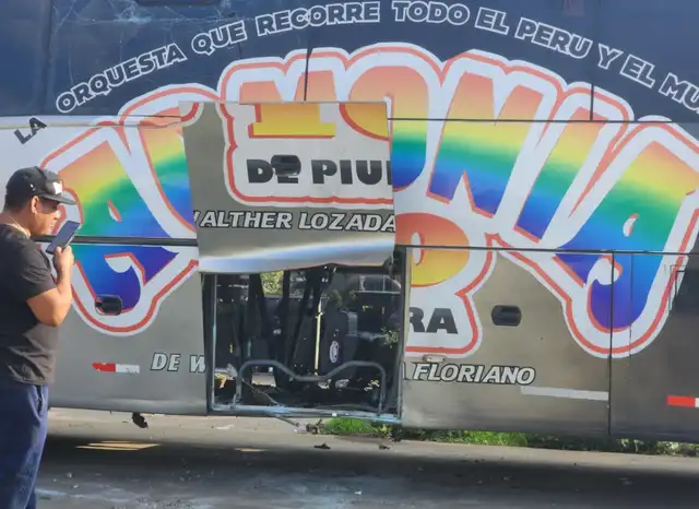 El vehículo sufrió graves daños tras la explosión. Foto: Yolanda Goicochea