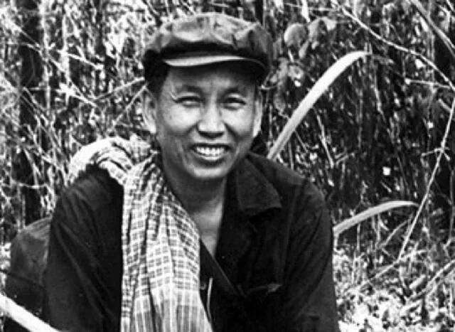 Pol Pot se tomaba fotos en escenarios humildes como parte de su propaganda, ya que odiaba a la gente con poder.