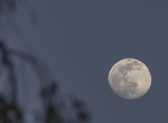 Luna rosa en Logroño, España. Foto: EFE